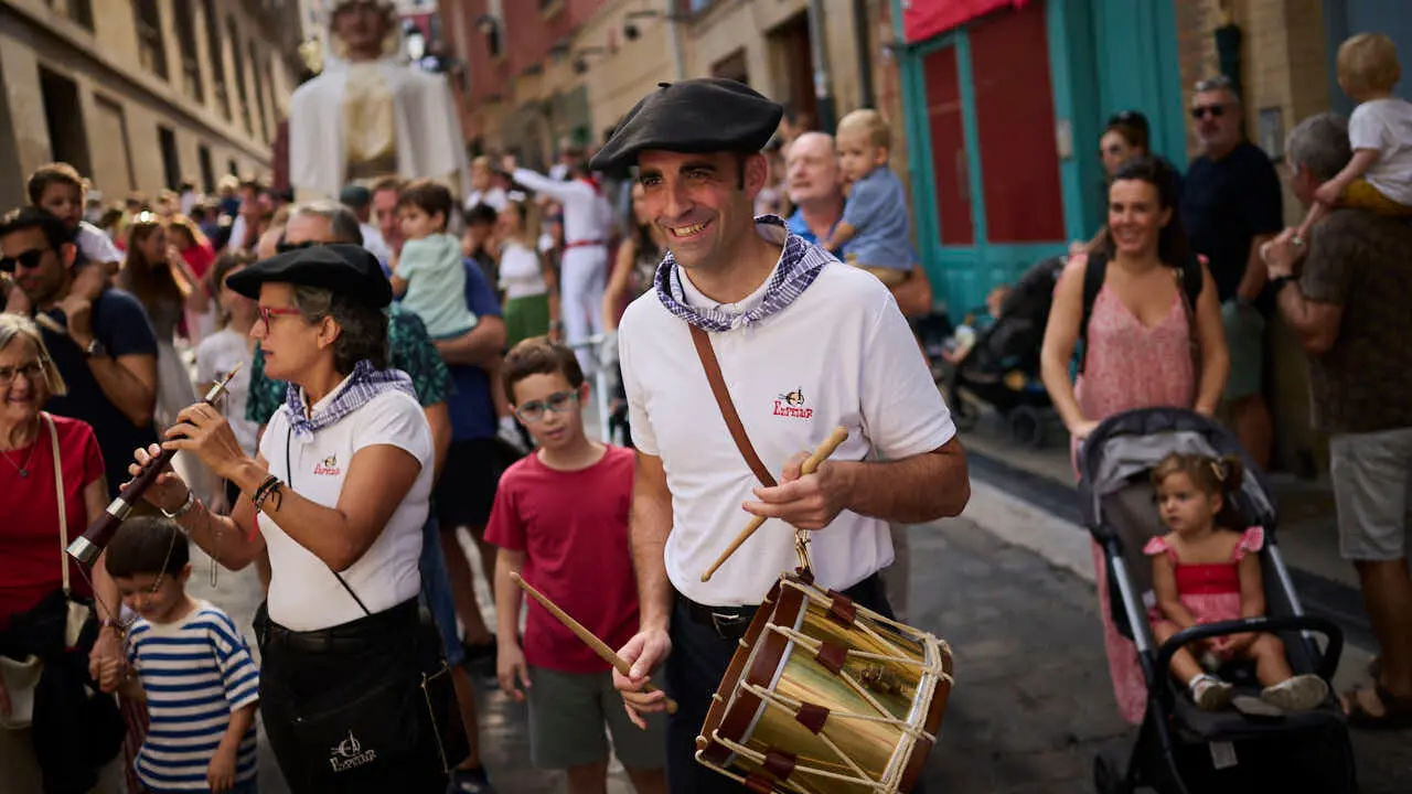 La Comparsa de Gigantes y Cabezudos ameniza las calles de Pamplona por San Ferm&iacute;n Chiquito 2026. PABLO LASAOSA