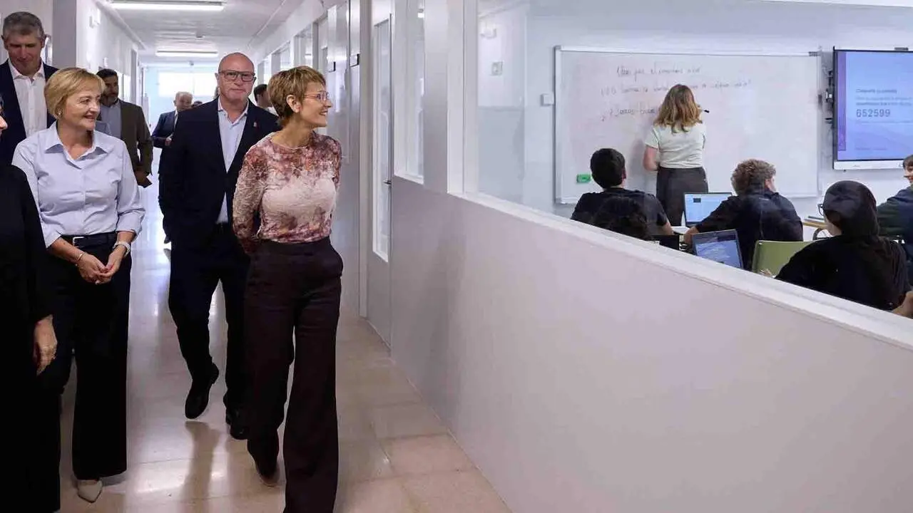 La presidenta de Navarra, Mar&iacute;a Chivite Navascu&eacute;s, ha inaugurado hoy el curso acad&eacute;mico 2026 / 2027, en un acto celebrado en el instituto IES Marqu&eacute;s de Villena de Marcilla