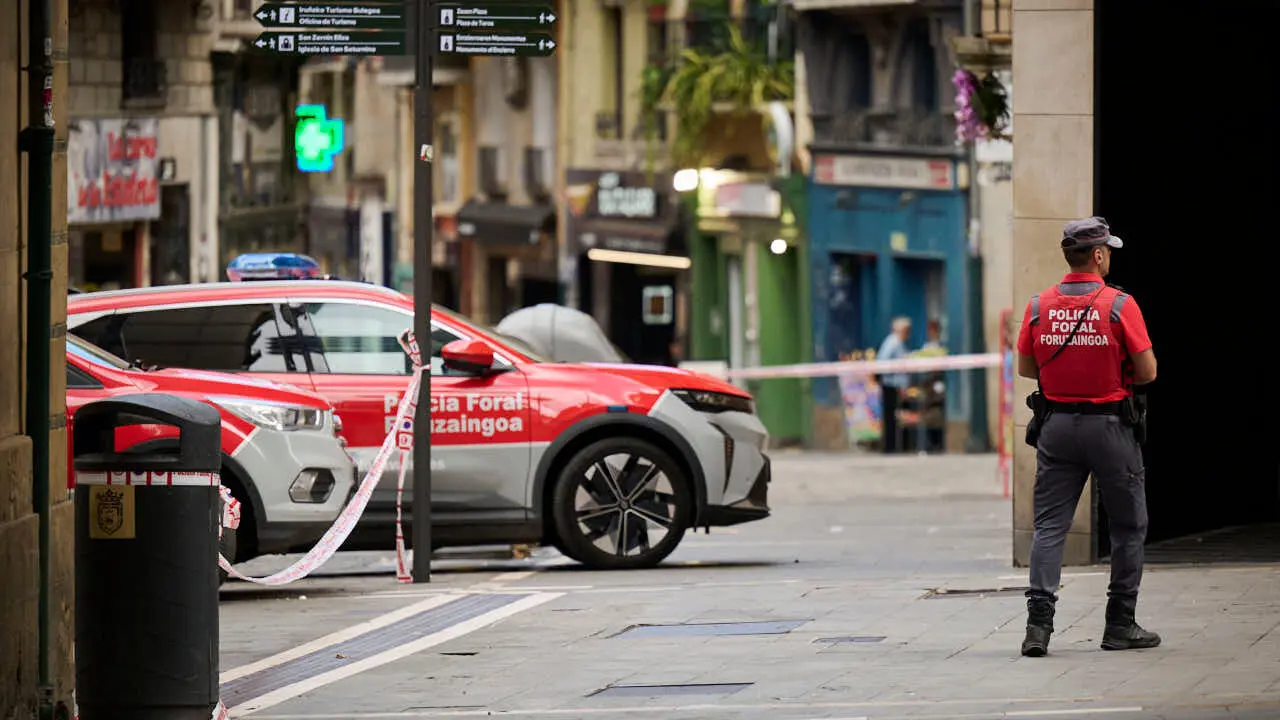 Polic&iacute;a Foral interviene con un atrincherado en la calle Mercaderes de Pamplona. PABLO LASAOSA