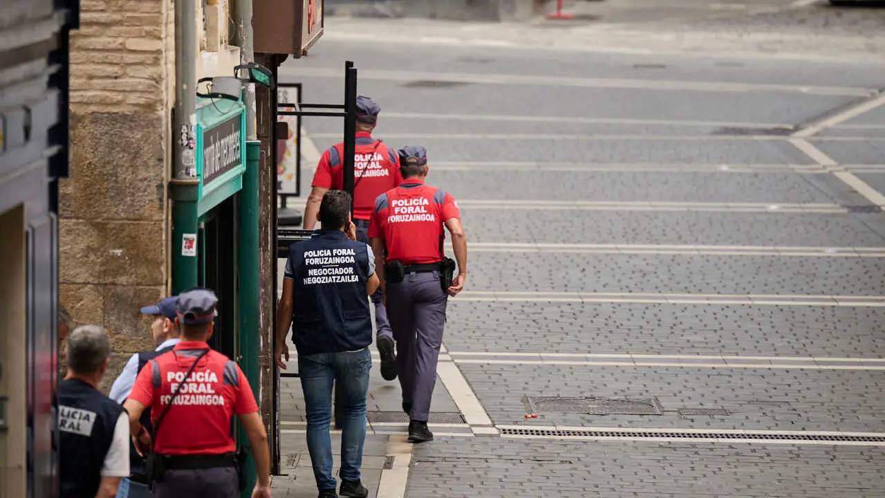 Polic&iacute;a Foral interviene con un atrincherado en la calle Mercaderes de Pamplona. PABLO LASAOSA