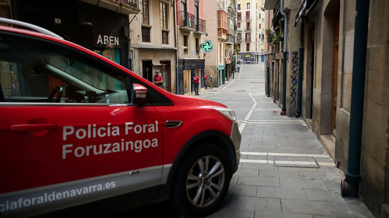Polic&iacute;a Foral interviene con un atrincherado en la calle Mercaderes de Pamplona. PABLO LASAOSA