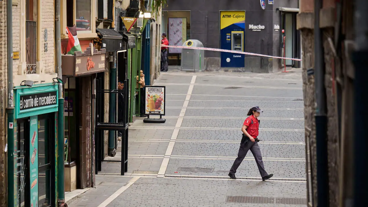 Polic&iacute;a Foral interviene con un atrincherado en la calle Mercaderes de Pamplona. PABLO LASAOSA