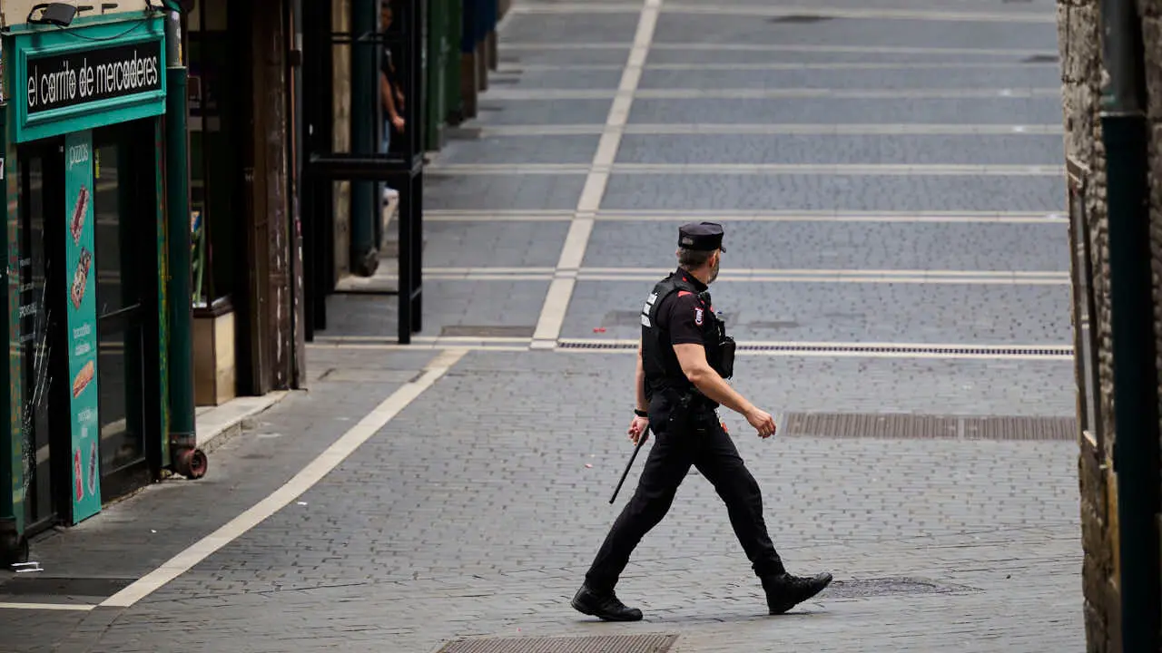 Polic&iacute;a Foral interviene con un atrincherado en la calle Mercaderes de Pamplona. PABLO LASAOSA