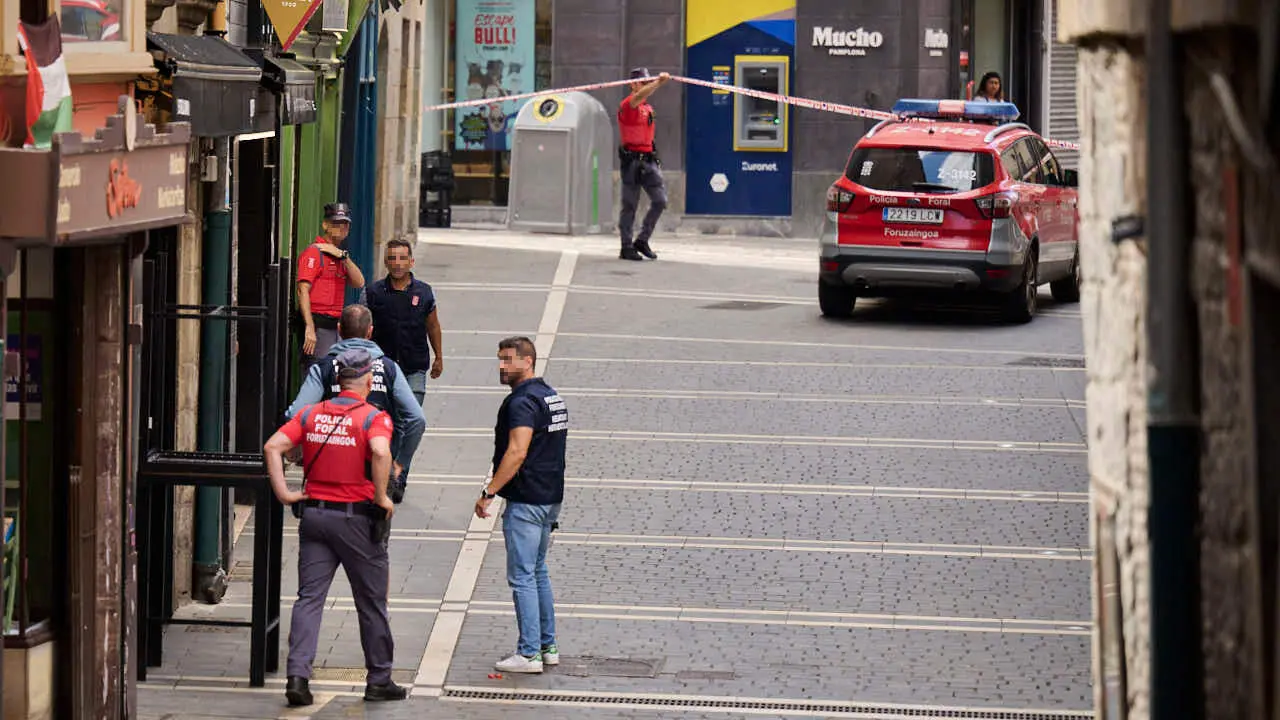 Polic&iacute;a Foral interviene con un atrincherado en la calle Mercaderes de Pamplona. PABLO LASAOSA