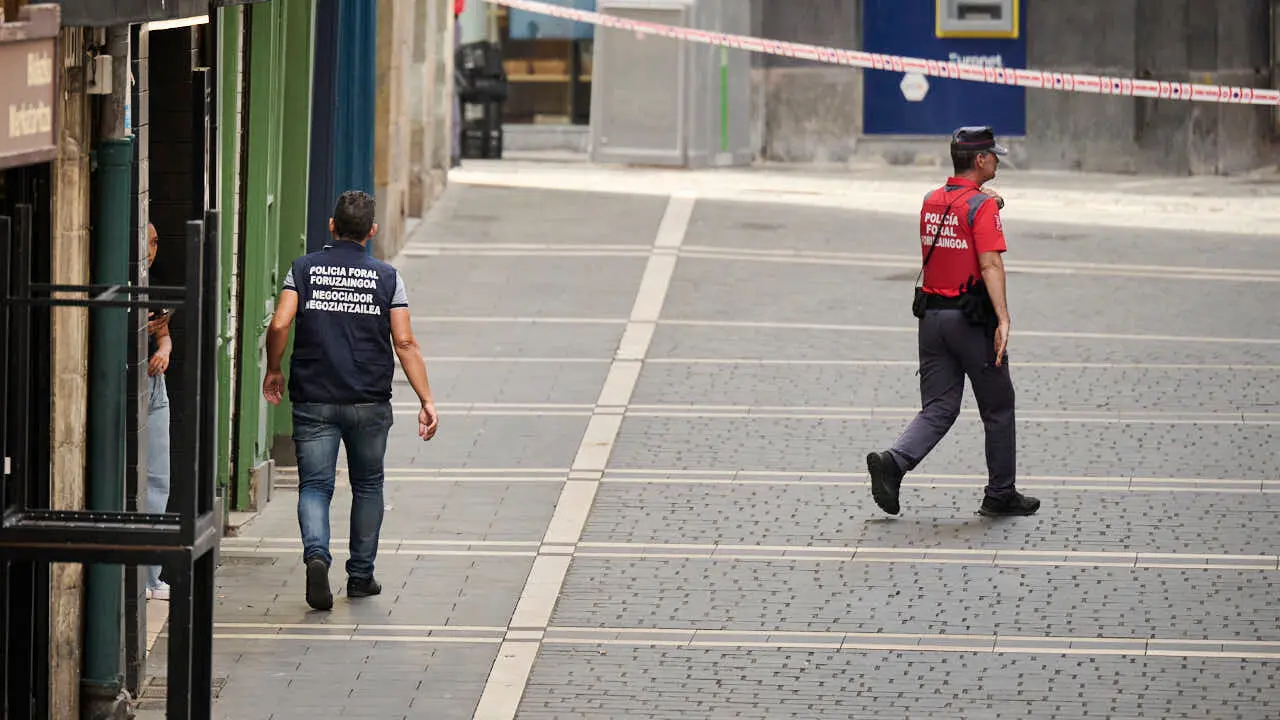 Polic&iacute;a Foral interviene con un atrincherado en la calle Mercaderes de Pamplona. PABLO LASAOSA