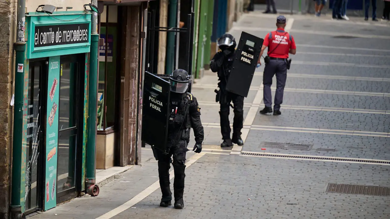 Polic&iacute;a Foral interviene con un atrincherado en la calle Mercaderes de Pamplona. PABLO LASAOSA