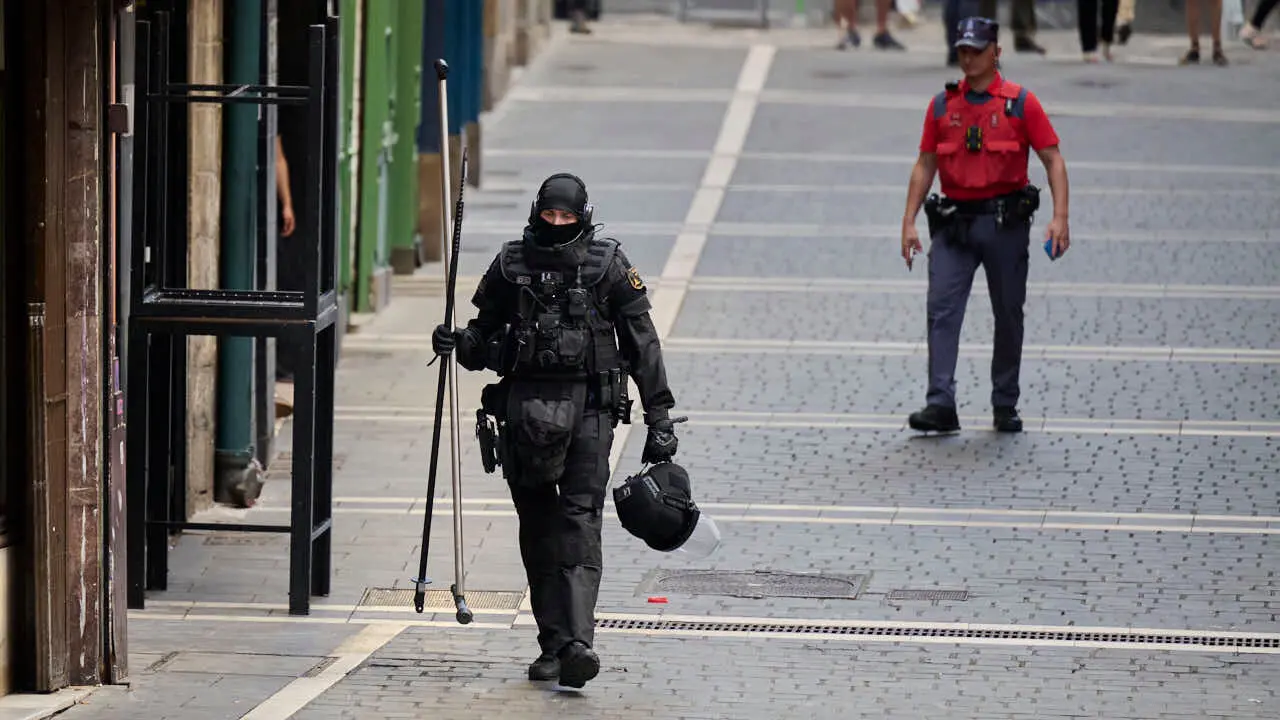 Polic&iacute;a Foral interviene con un atrincherado en la calle Mercaderes de Pamplona. PABLO LASAOSA