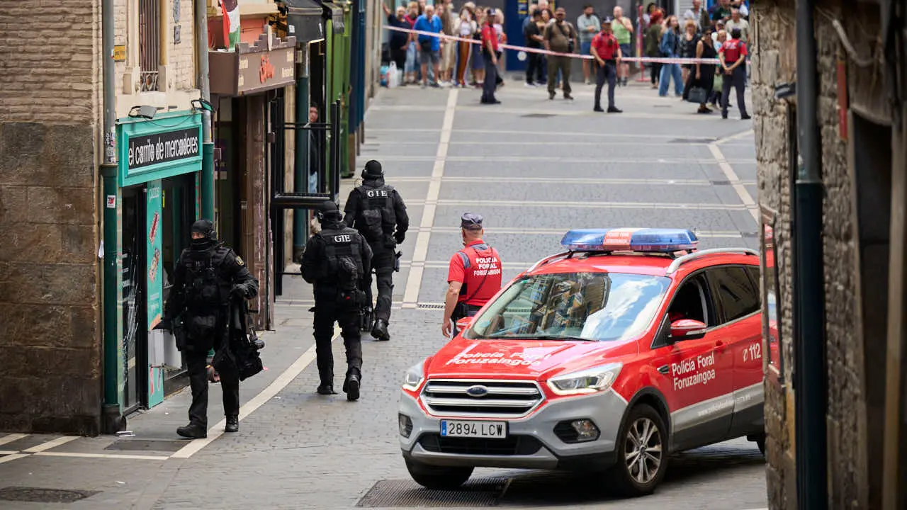 Polic&iacute;a Foral interviene con un atrincherado en la calle Mercaderes de Pamplona. PABLO LASAOSA