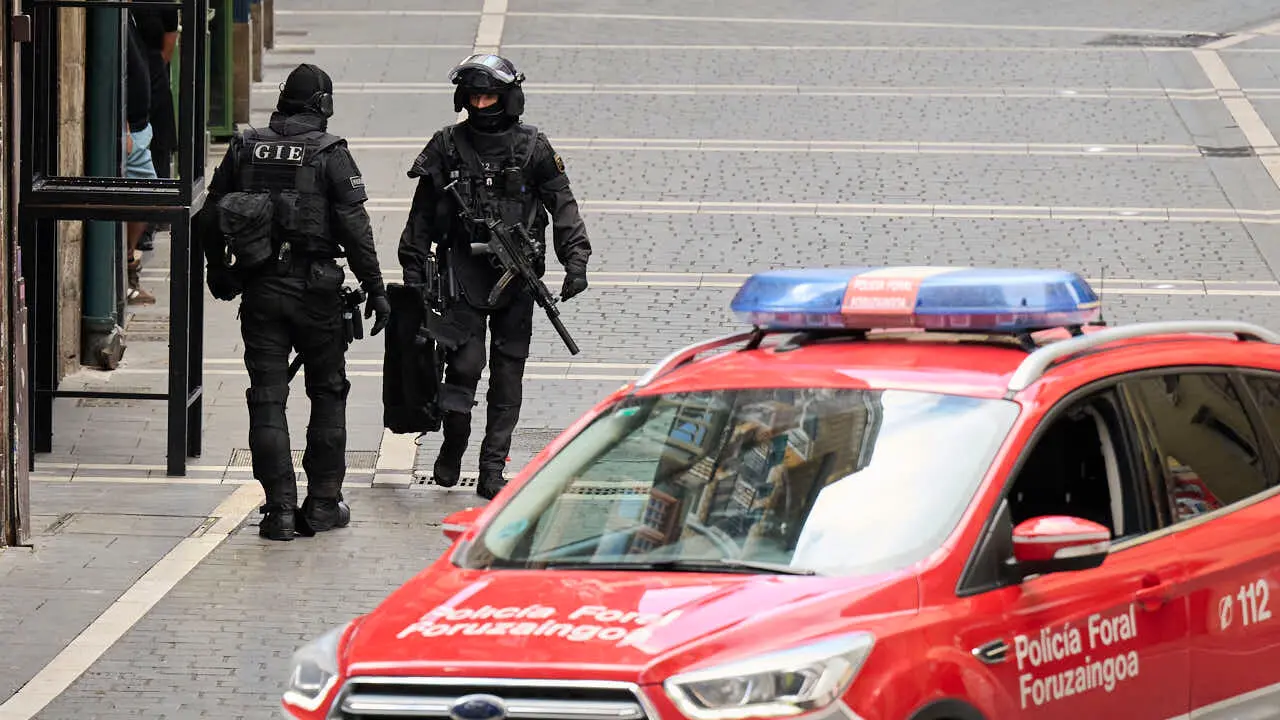 Polic&iacute;a Foral interviene con un atrincherado en la calle Mercaderes de Pamplona. PABLO LASAOSA