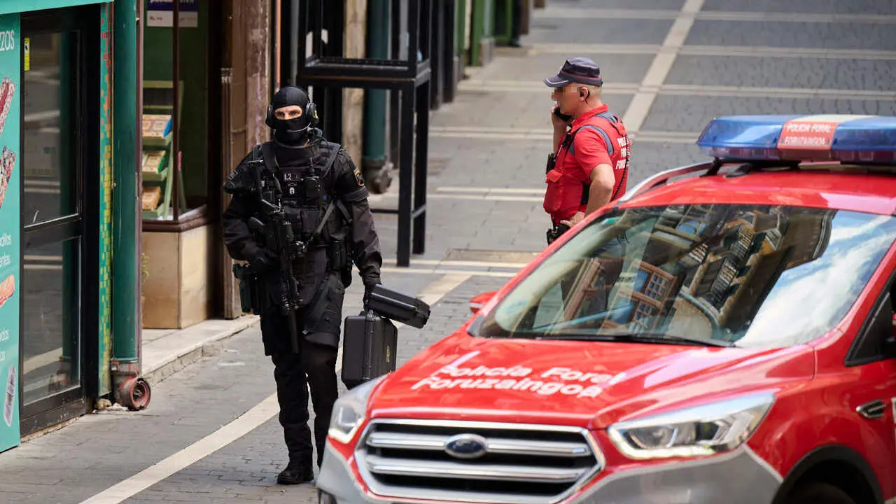 Polic&iacute;a Foral interviene con un atrincherado en la calle Mercaderes de Pamplona. PABLO LASAOSA