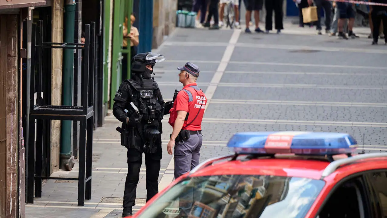 Polic&iacute;a Foral interviene con un atrincherado en la calle Mercaderes de Pamplona. PABLO LASAOSA