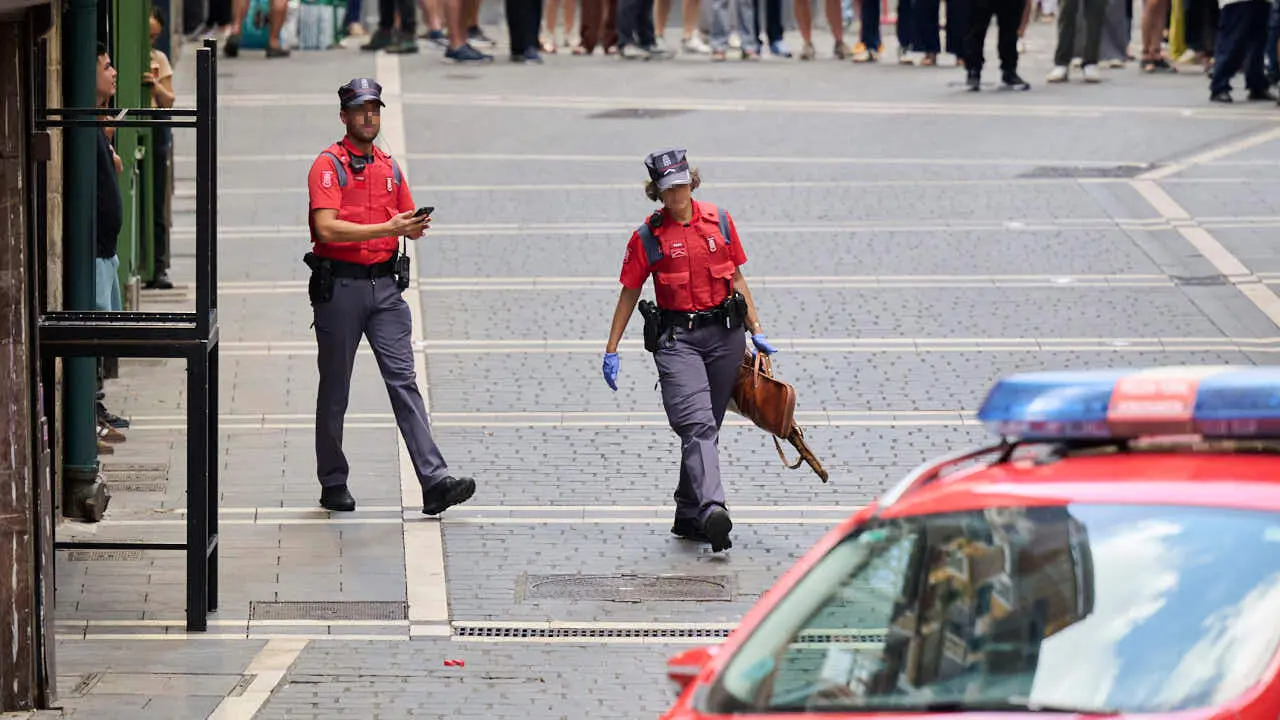 Polic&iacute;a Foral interviene con un atrincherado en la calle Mercaderes de Pamplona. PABLO LASAOSA