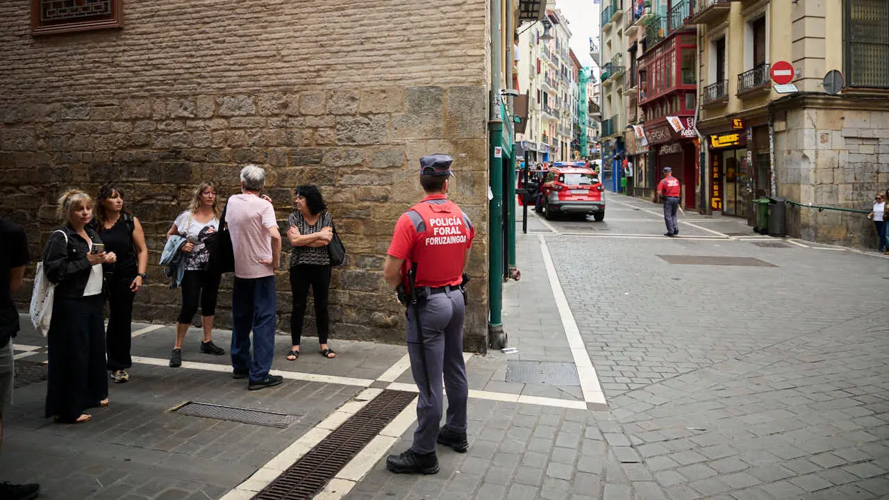 Polic&iacute;a Foral interviene con un atrincherado en la calle Mercaderes de Pamplona. PABLO LASAOSA