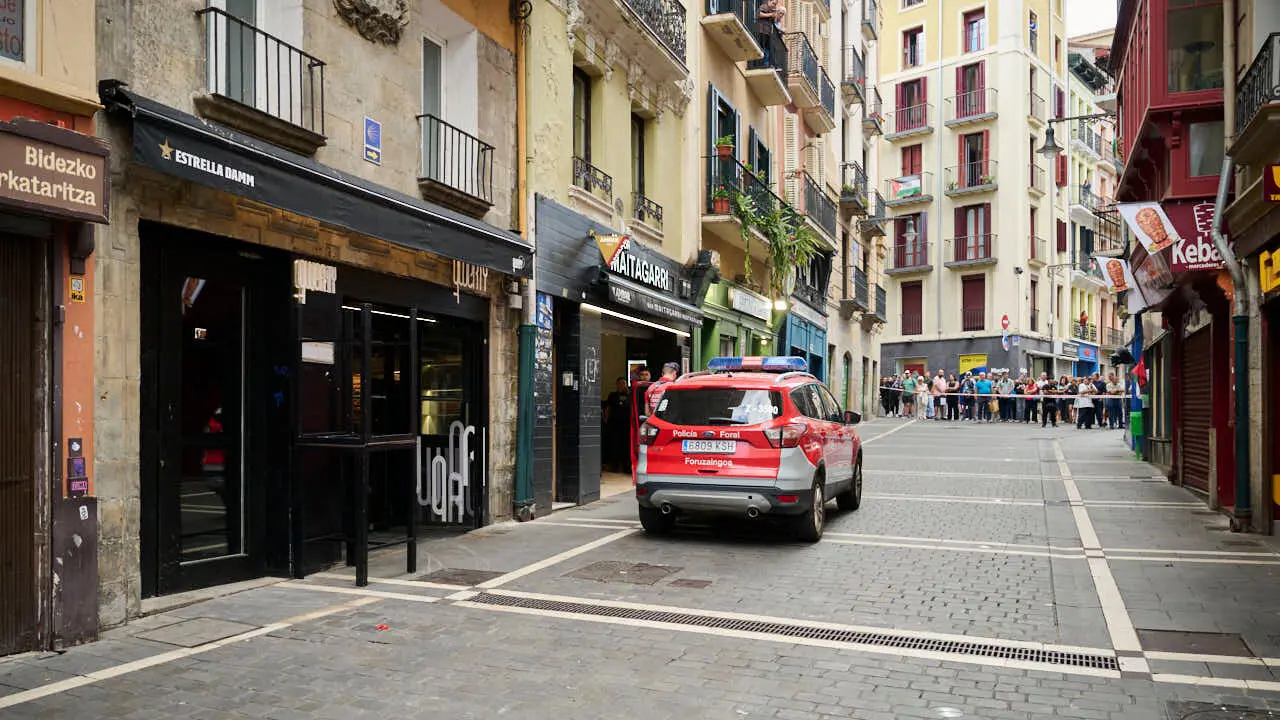 Polic&iacute;a Foral interviene con un atrincherado en la calle Mercaderes de Pamplona. PABLO LASAOSA
