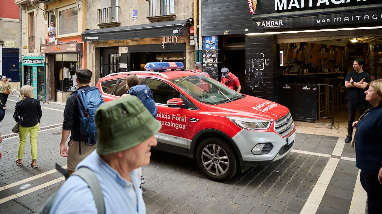 Polic&iacute;a Foral interviene con un atrincherado en la calle Mercaderes de Pamplona. PABLO LASAOSA