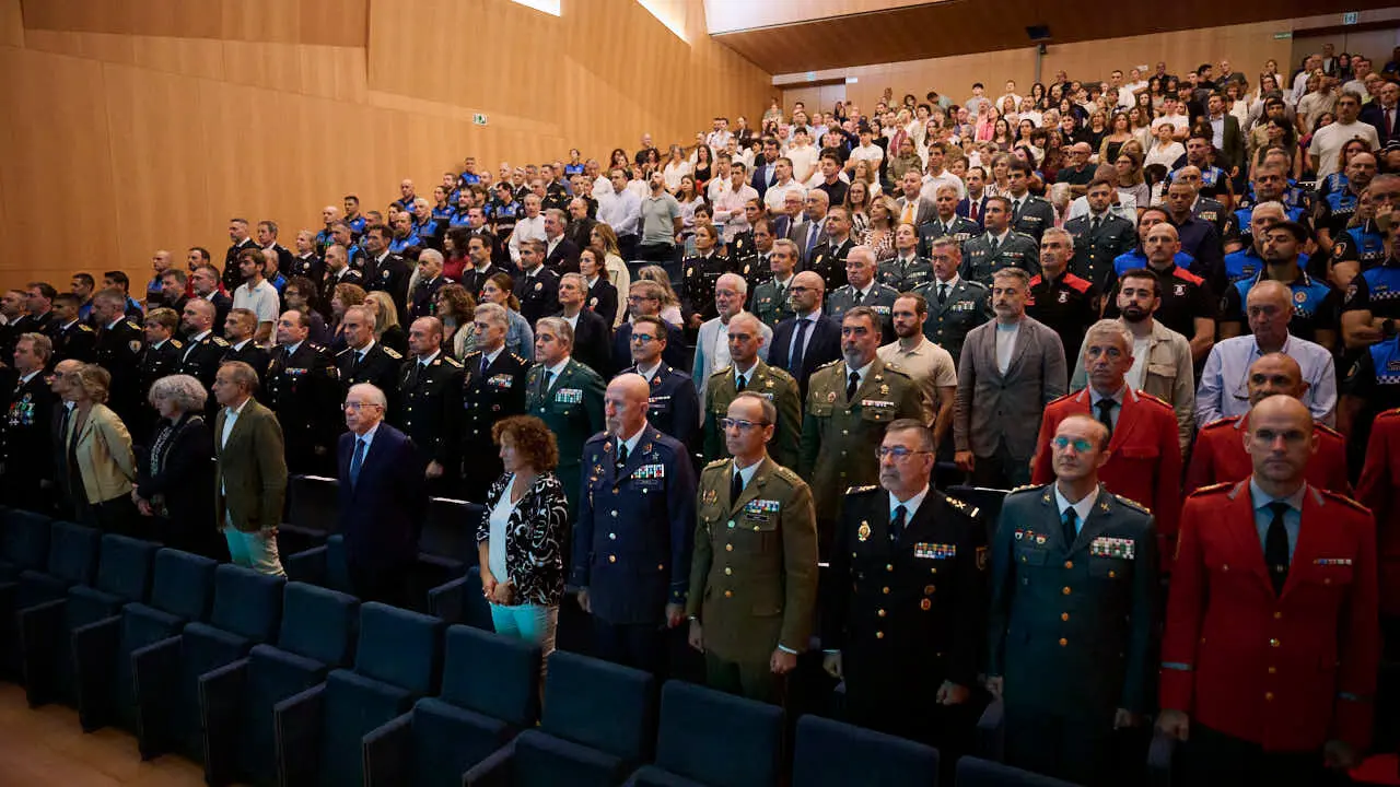 La Polic&iacute;a Municipal de Pamplona celebra San Miguel. PABLO LASAOSA