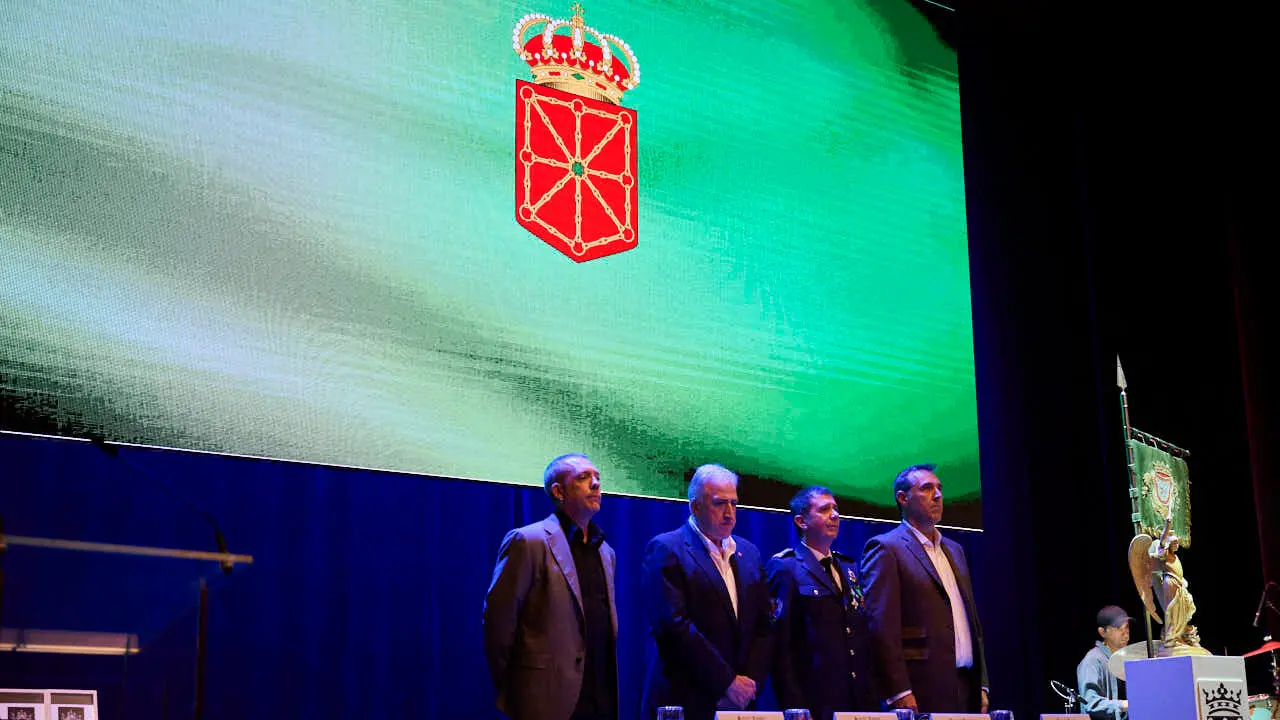 La Polic&iacute;a Municipal de Pamplona celebra San Miguel. PABLO LASAOSA