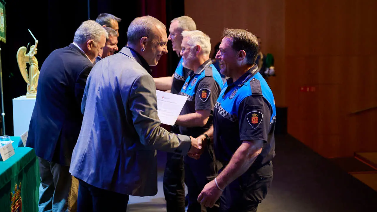 La Polic&iacute;a Municipal de Pamplona celebra San Miguel. PABLO LASAOSA