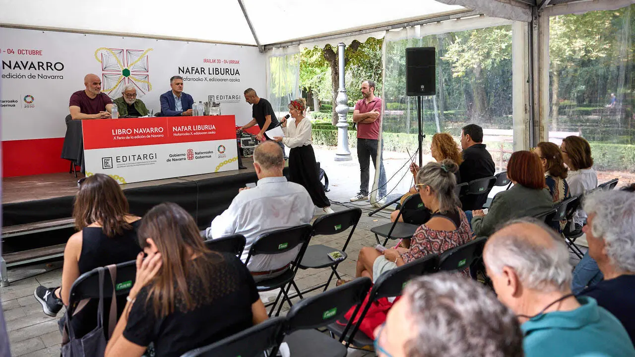 Miguel S&aacute;nchez Ostiz recibe el premio Editargi durante la inauguraci&oacute;n de la X Feria de la Edici&oacute;n de Navarra, en el Bosquecillo de Pamplona. I&Ntilde;IGO ALZUGARAY