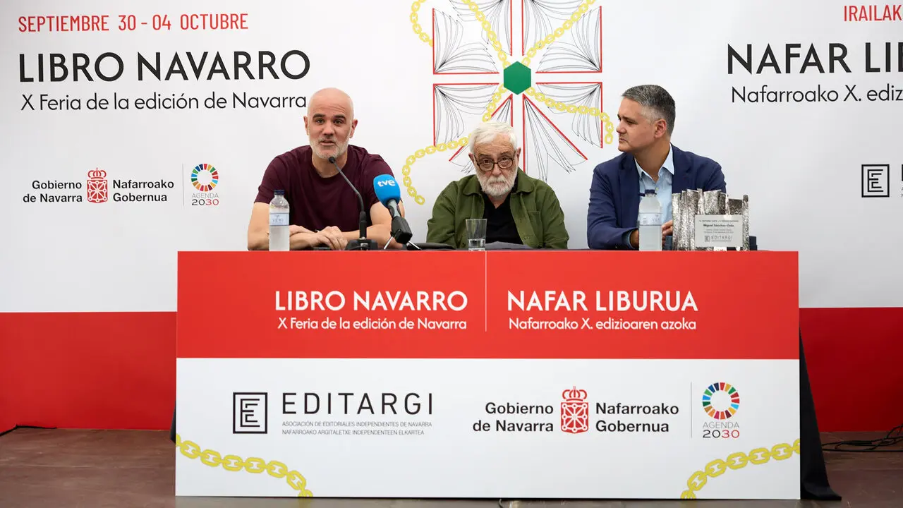 Miguel S&aacute;nchez Ostiz recibe el premio Editargi durante la inauguraci&oacute;n de la X Feria de la Edici&oacute;n de Navarra, en el Bosquecillo de Pamplona. I&Ntilde;IGO ALZUGARAY