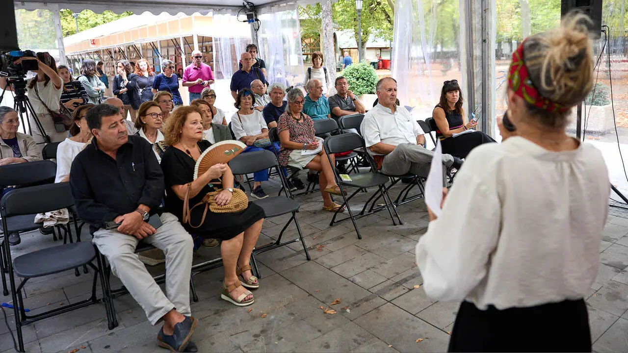 Miguel S&aacute;nchez Ostiz recibe el premio Editargi durante la inauguraci&oacute;n de la X Feria de la Edici&oacute;n de Navarra, en el Bosquecillo de Pamplona. I&Ntilde;IGO ALZUGARAY