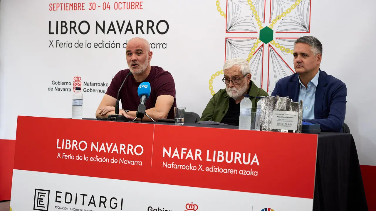 Miguel S&aacute;nchez Ostiz recibe el premio Editargi durante la inauguraci&oacute;n de la X Feria de la Edici&oacute;n de Navarra, en el Bosquecillo de Pamplona. I&Ntilde;IGO ALZUGARAY