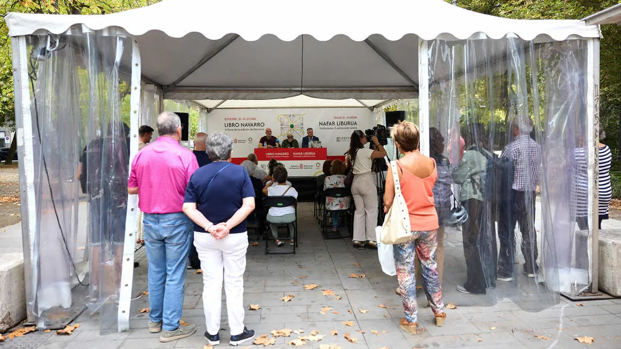 Miguel S&aacute;nchez Ostiz recibe el premio Editargi durante la inauguraci&oacute;n de la X Feria de la Edici&oacute;n de Navarra, en el Bosquecillo de Pamplona. I&Ntilde;IGO ALZUGARAY