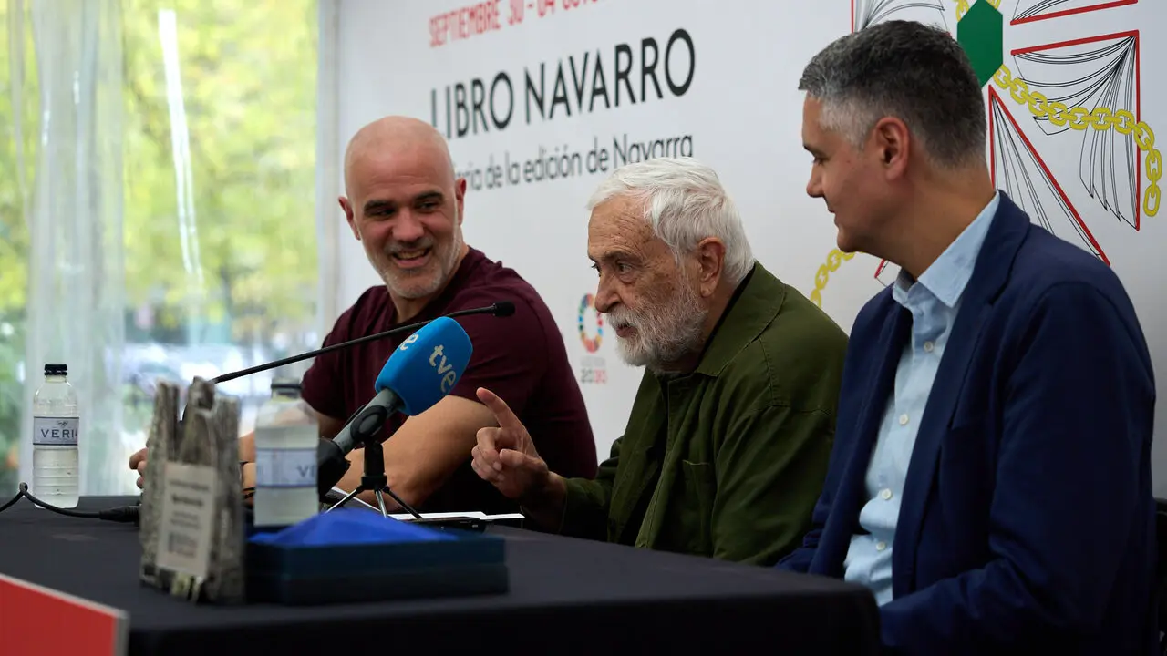Miguel S&aacute;nchez Ostiz recibe el premio Editargi durante la inauguraci&oacute;n de la X Feria de la Edici&oacute;n de Navarra, en el Bosquecillo de Pamplona. I&Ntilde;IGO ALZUGARAY