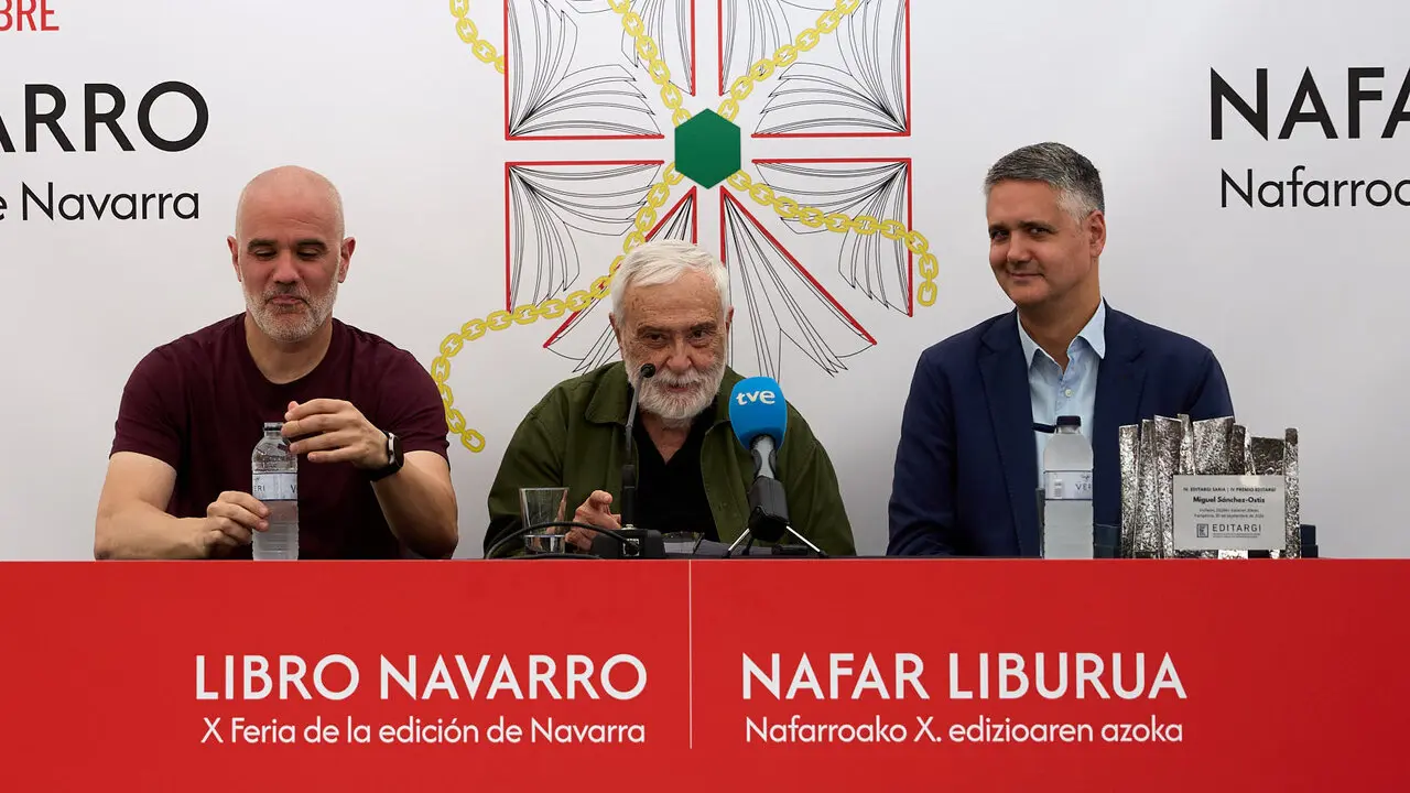 Miguel S&aacute;nchez Ostiz recibe el premio Editargi durante la inauguraci&oacute;n de la X Feria de la Edici&oacute;n de Navarra, en el Bosquecillo de Pamplona. I&Ntilde;IGO ALZUGARAY