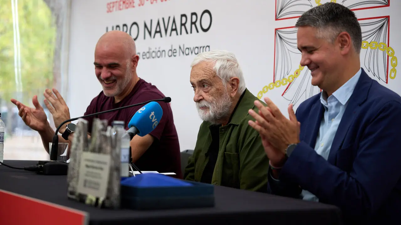Miguel S&aacute;nchez Ostiz recibe el premio Editargi durante la inauguraci&oacute;n de la X Feria de la Edici&oacute;n de Navarra, en el Bosquecillo de Pamplona. I&Ntilde;IGO ALZUGARAY