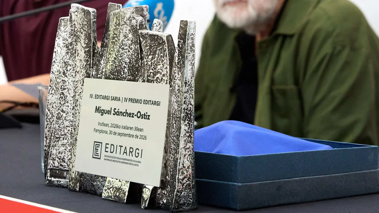 Miguel S&aacute;nchez Ostiz recibe el premio Editargi durante la inauguraci&oacute;n de la X Feria de la Edici&oacute;n de Navarra, en el Bosquecillo de Pamplona. I&Ntilde;IGO ALZUGARAY