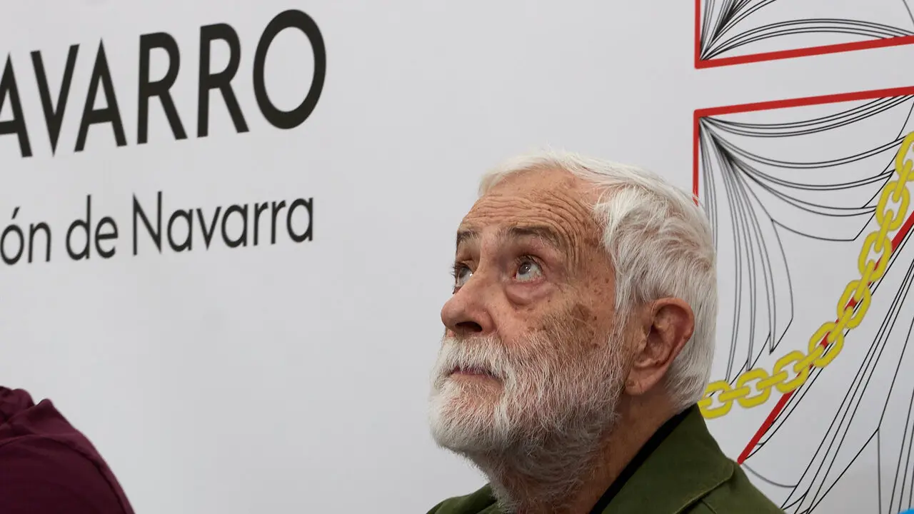 Miguel S&aacute;nchez Ostiz recibe el premio Editargi durante la inauguraci&oacute;n de la X Feria de la Edici&oacute;n de Navarra, en el Bosquecillo de Pamplona. I&Ntilde;IGO ALZUGARAY