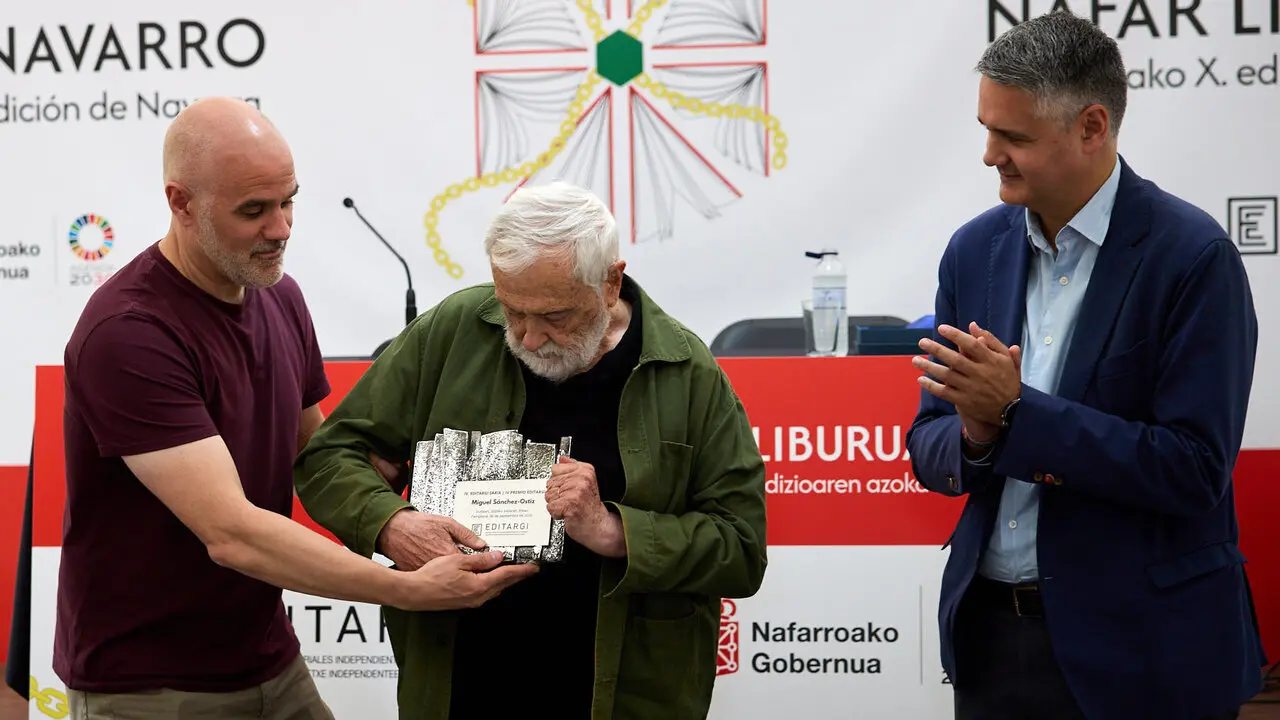 Miguel S&aacute;nchez Ostiz recibe el premio Editargi durante la inauguraci&oacute;n de la X Feria de la Edici&oacute;n de Navarra, en el Bosquecillo de Pamplona. I&Ntilde;IGO ALZUGARAY