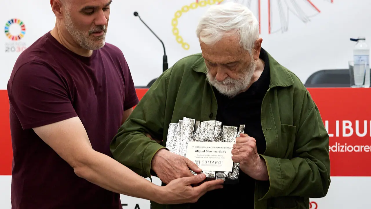 Miguel S&aacute;nchez Ostiz recibe el premio Editargi durante la inauguraci&oacute;n de la X Feria de la Edici&oacute;n de Navarra, en el Bosquecillo de Pamplona. I&Ntilde;IGO ALZUGARAY
