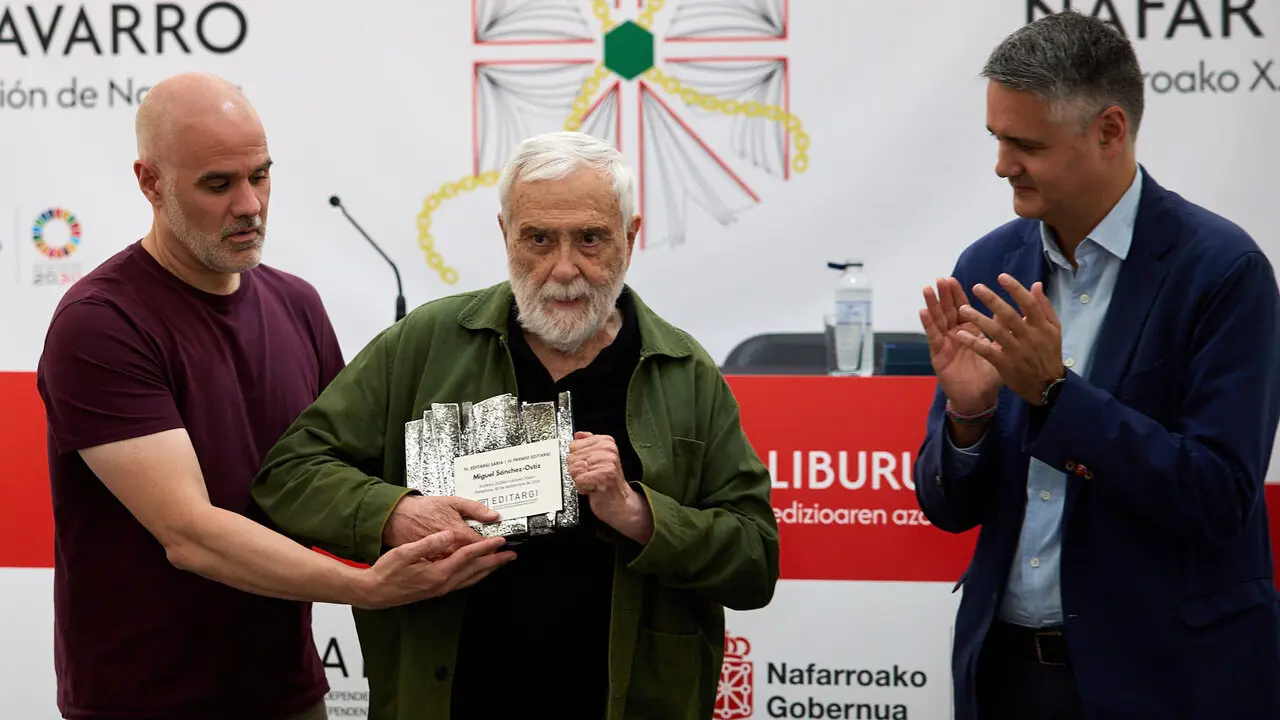 Miguel S&aacute;nchez Ostiz recibe el premio Editargi durante la inauguraci&oacute;n de la X Feria de la Edici&oacute;n de Navarra, en el Bosquecillo de Pamplona. I&Ntilde;IGO ALZUGARAY