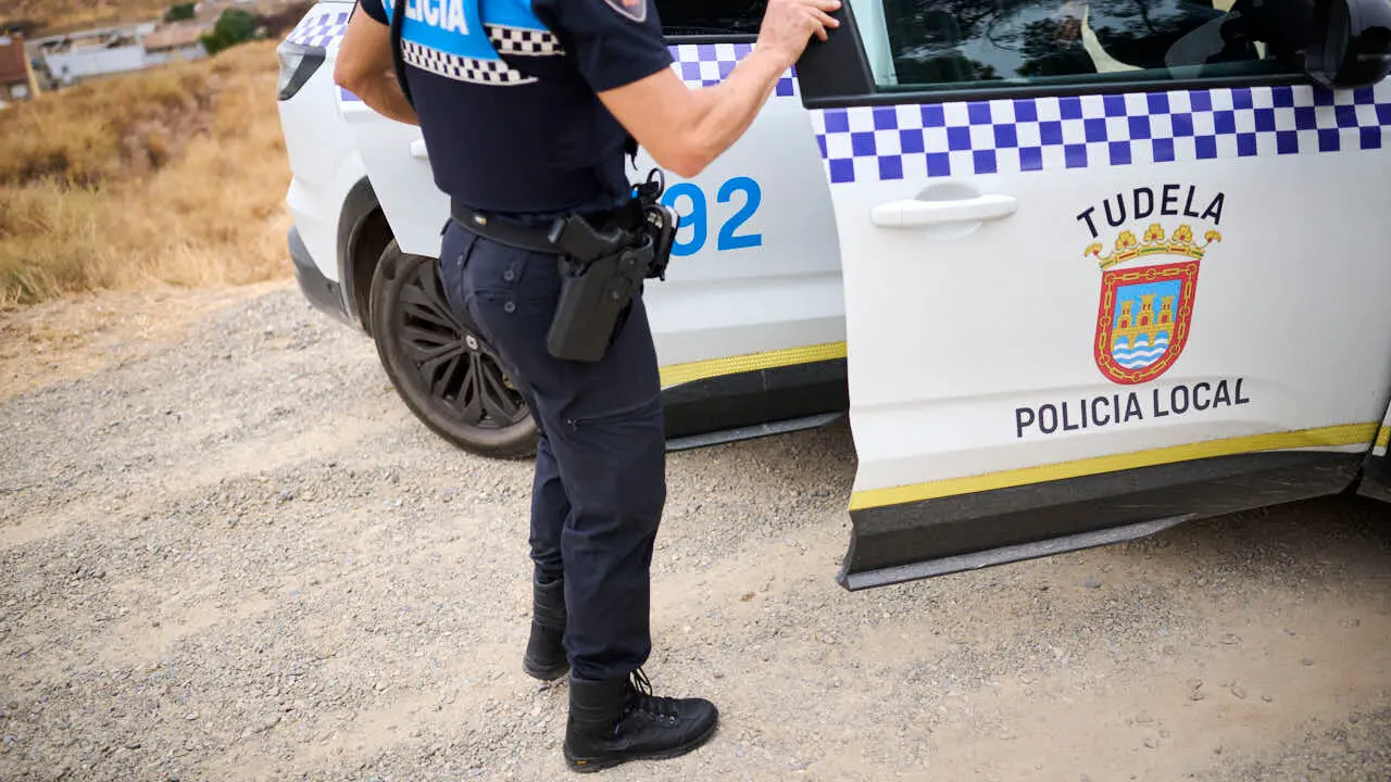 Polic&iacute;a Local por las calles de Tudela. PABLO LASAOSA