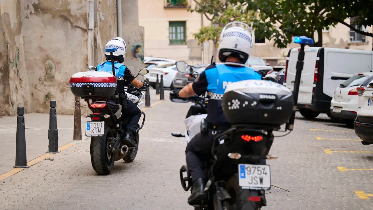 Polic&iacute;a Local por las calles de Tudela. PABLO LASAOSA
