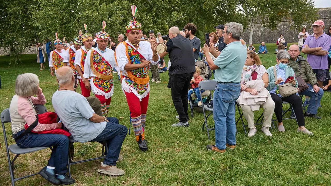 Vuelo inaugural de los Voladores de Papantla en la Vuelta del Castillo de Pamplona dentro del marco de los Encuentros de Pamplona. I&Ntilde;IGO ALZUGARAY