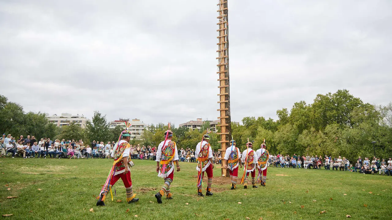Vuelo inaugural de los Voladores de Papantla en la Vuelta del Castillo de Pamplona dentro del marco de los Encuentros de Pamplona. I&Ntilde;IGO ALZUGARAY