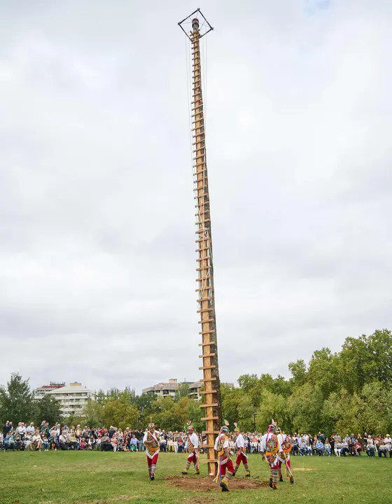 Vuelo inaugural de los Voladores de Papantla en la Vuelta del Castillo de Pamplona dentro del marco de los Encuentros de Pamplona. I&Ntilde;IGO ALZUGARAY