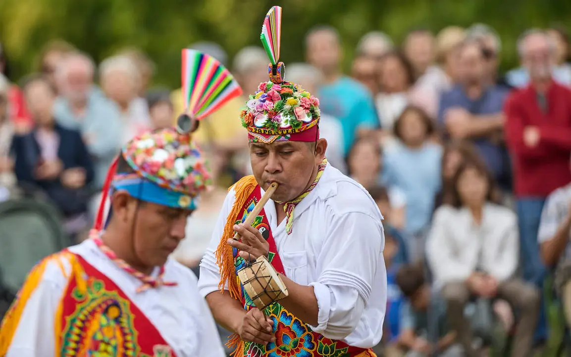 Vuelo inaugural de los Voladores de Papantla en la Vuelta del Castillo de Pamplona dentro del marco de los Encuentros de Pamplona. I&Ntilde;IGO ALZUGARAY