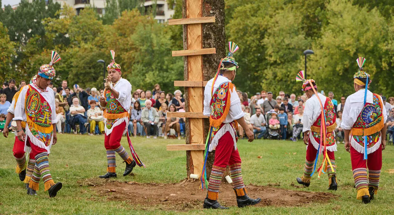 Vuelo inaugural de los Voladores de Papantla en la Vuelta del Castillo de Pamplona dentro del marco de los Encuentros de Pamplona. I&Ntilde;IGO ALZUGARAY