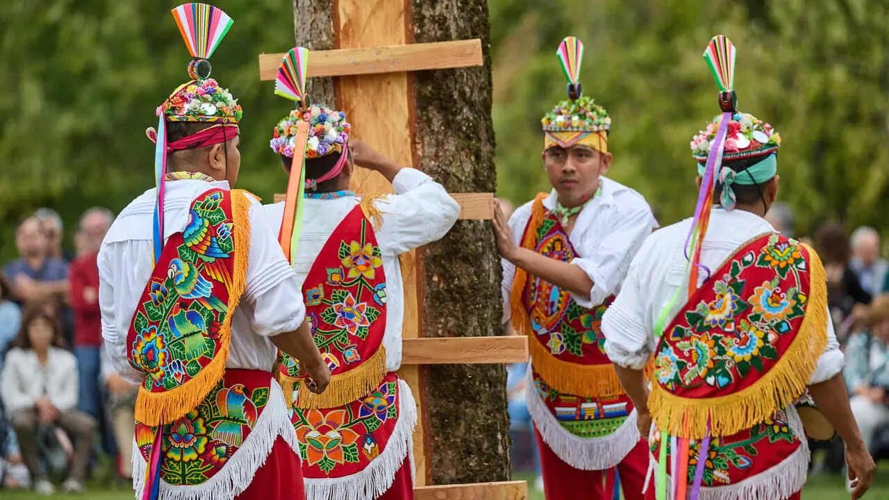 Vuelo inaugural de los Voladores de Papantla en la Vuelta del Castillo de Pamplona dentro del marco de los Encuentros de Pamplona. I&Ntilde;IGO ALZUGARAY