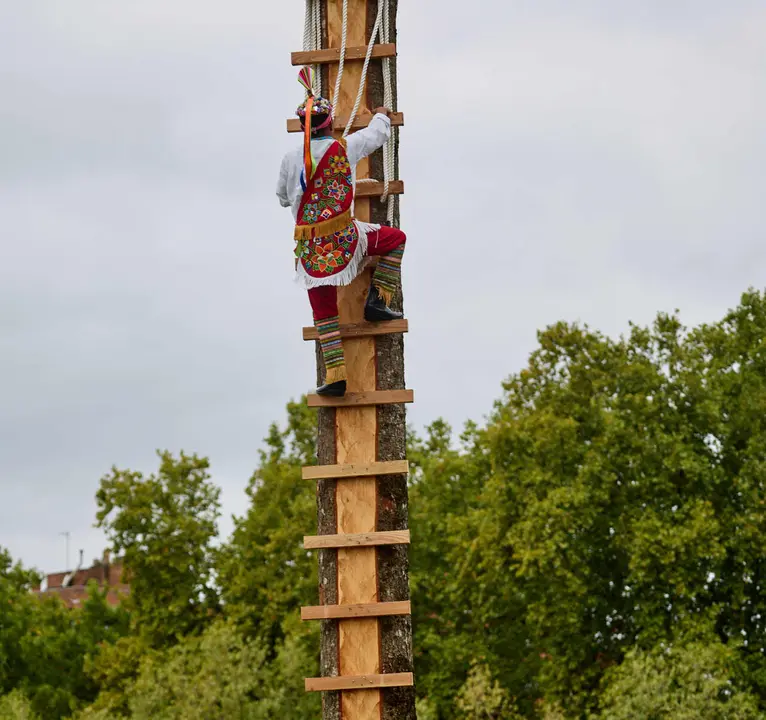 Vuelo inaugural de los Voladores de Papantla en la Vuelta del Castillo de Pamplona dentro del marco de los Encuentros de Pamplona. I&Ntilde;IGO ALZUGARAY