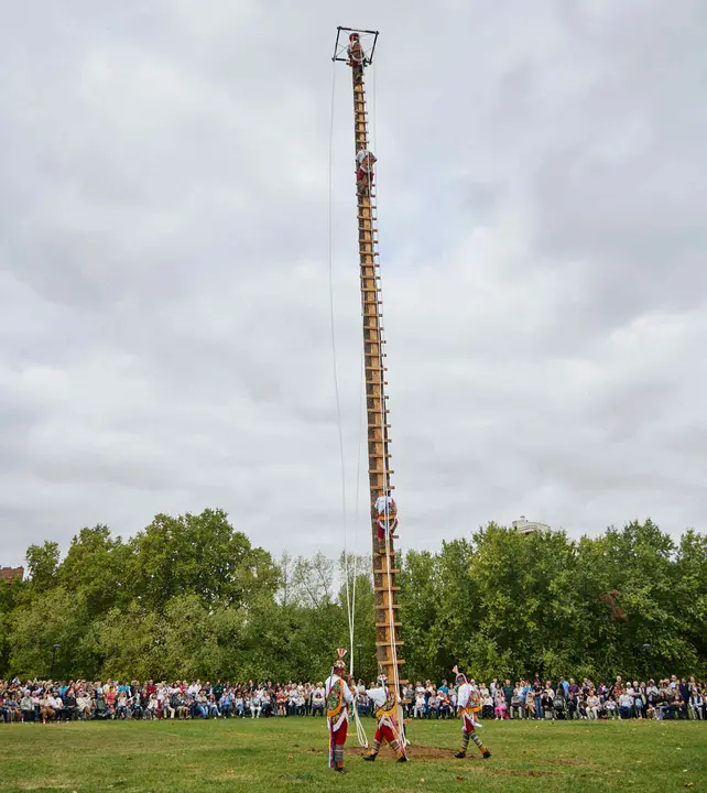 Vuelo inaugural de los Voladores de Papantla en la Vuelta del Castillo de Pamplona dentro del marco de los Encuentros de Pamplona. I&Ntilde;IGO ALZUGARAY