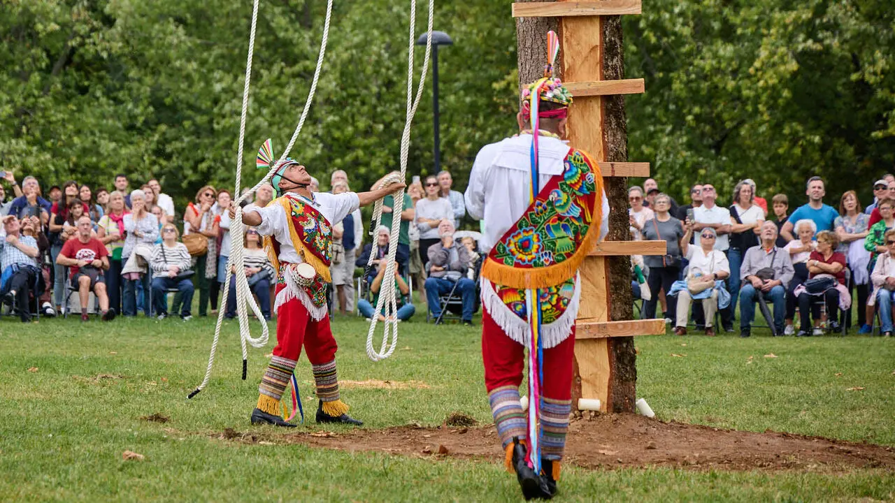 Vuelo inaugural de los Voladores de Papantla en la Vuelta del Castillo de Pamplona dentro del marco de los Encuentros de Pamplona. I&Ntilde;IGO ALZUGARAY