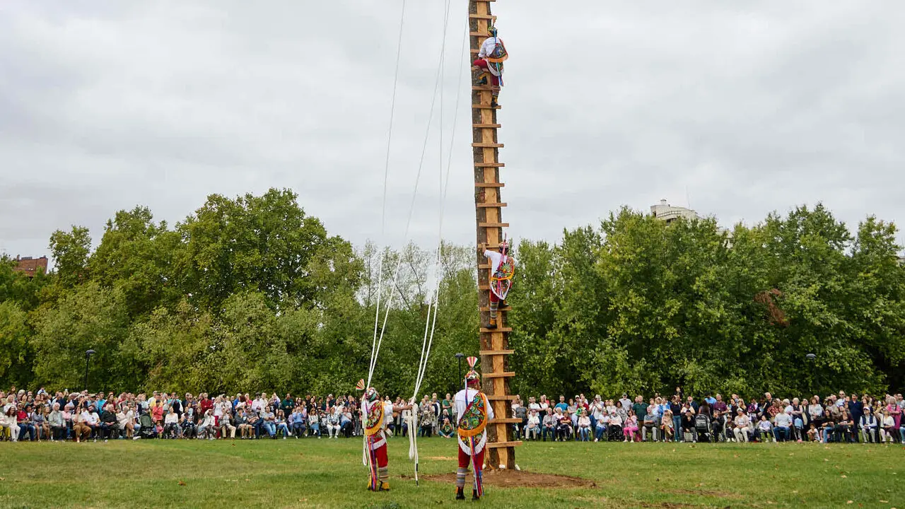 Vuelo inaugural de los Voladores de Papantla en la Vuelta del Castillo de Pamplona dentro del marco de los Encuentros de Pamplona. I&Ntilde;IGO ALZUGARAY