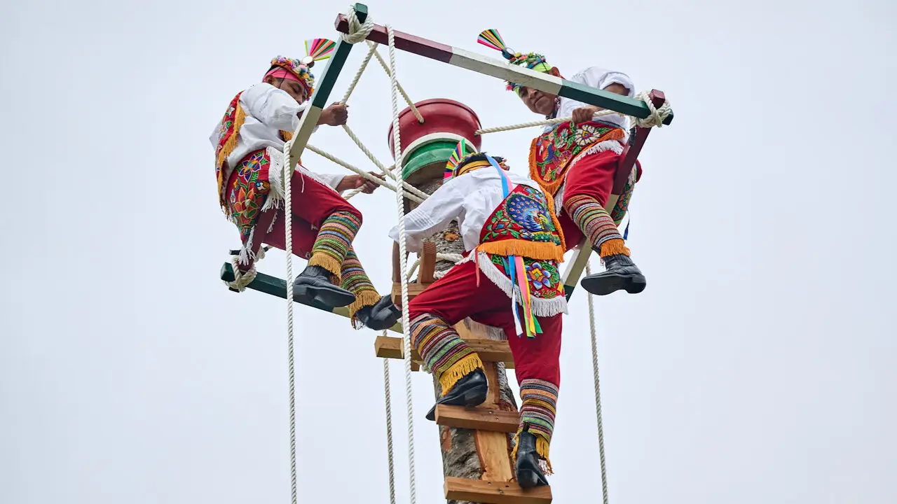 Vuelo inaugural de los Voladores de Papantla en la Vuelta del Castillo de Pamplona dentro del marco de los Encuentros de Pamplona. I&Ntilde;IGO ALZUGARAY