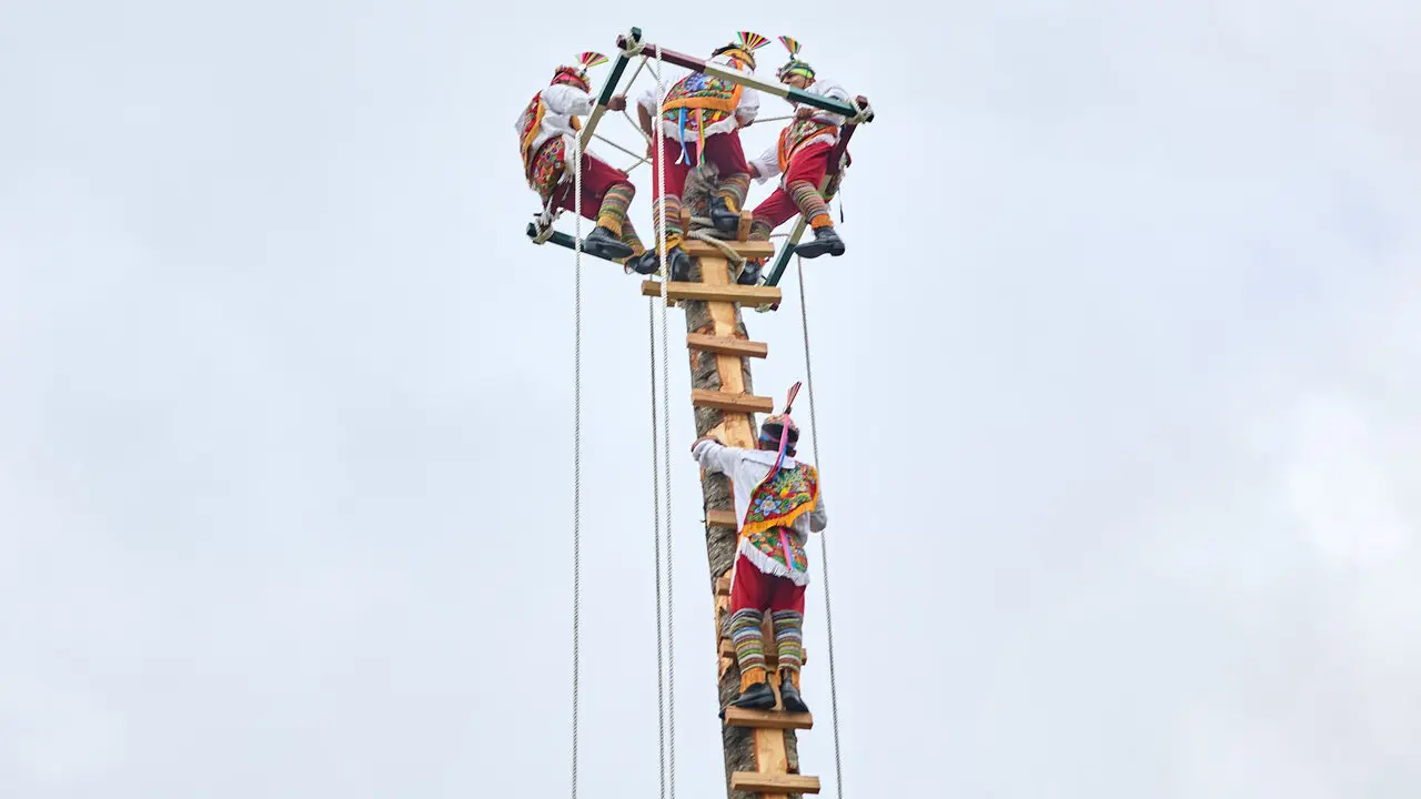 Vuelo inaugural de los Voladores de Papantla en la Vuelta del Castillo de Pamplona dentro del marco de los Encuentros de Pamplona. I&Ntilde;IGO ALZUGARAY
