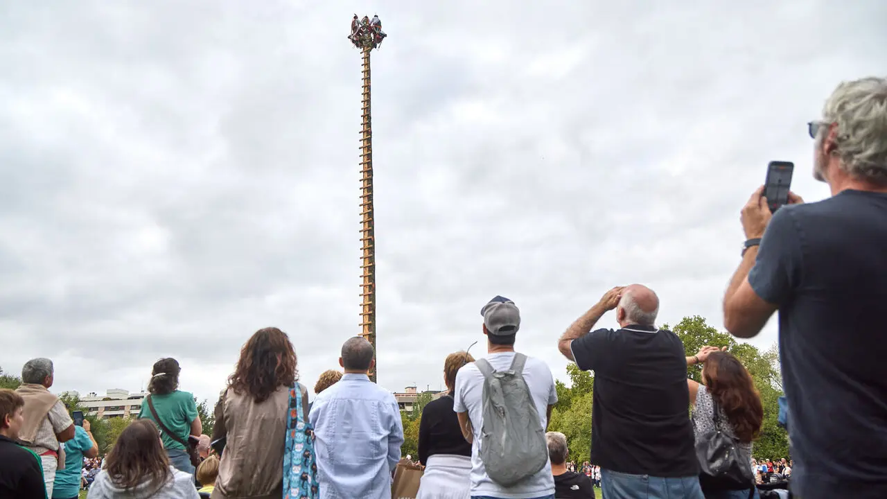 Vuelo inaugural de los Voladores de Papantla en la Vuelta del Castillo de Pamplona dentro del marco de los Encuentros de Pamplona. I&Ntilde;IGO ALZUGARAY